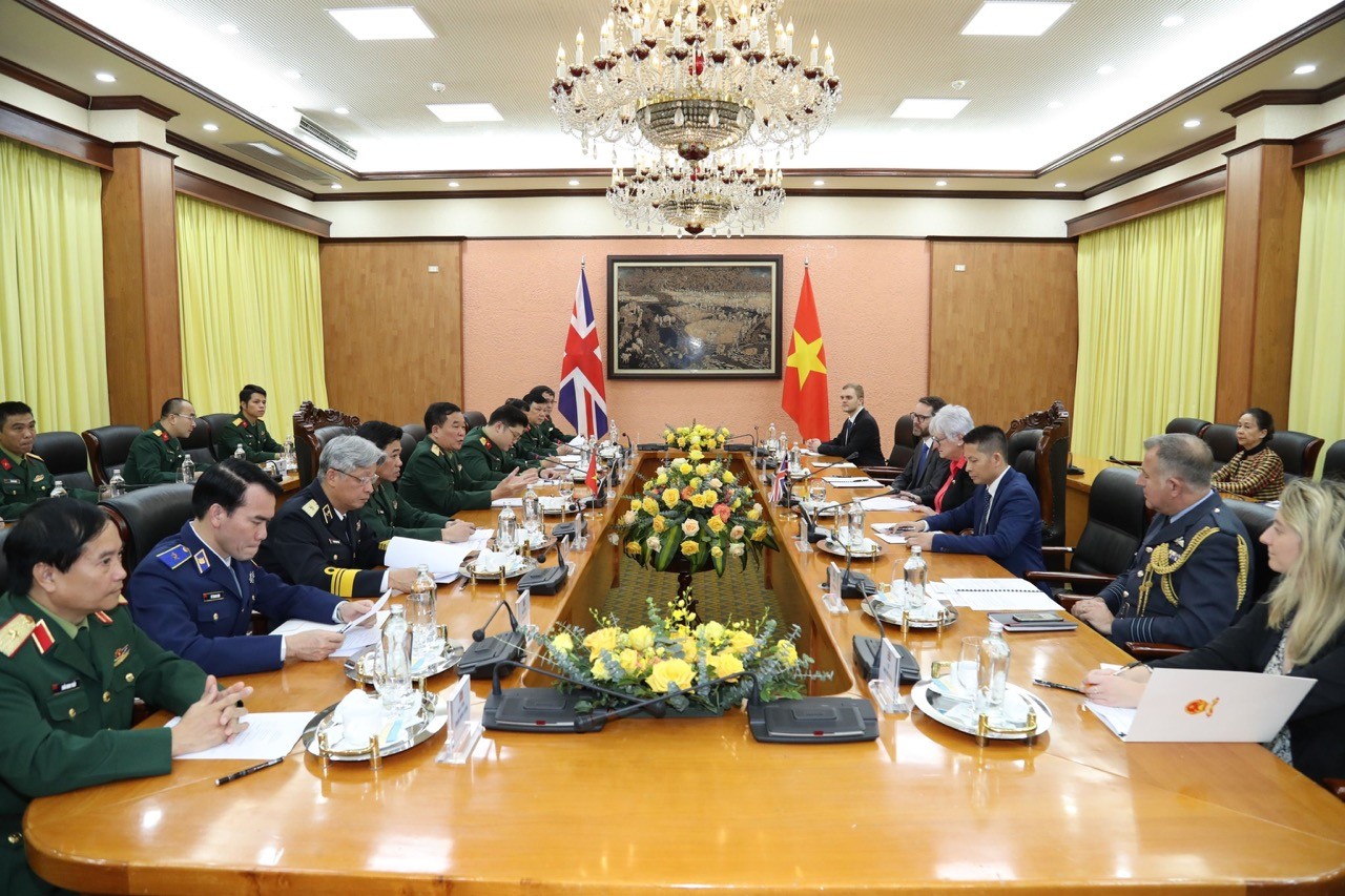 UK Defence Minister Visits the Bac Son Martyr Memorial Monument