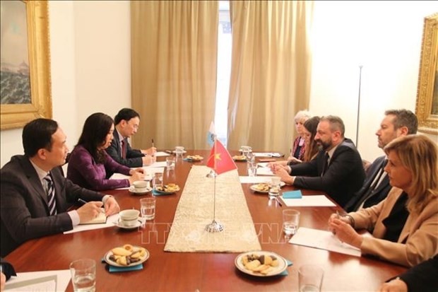 The MoU is inked by Vietnamese Deputy Minister of Foreign Affairs Le Thi Thu Hang and San Marino Minister of Foreign Affairs, International Economic Cooperation and Telecommunications Lucca Beccari at the headquarters of the San Marino Embassy in Rome, Italy, on March 29. Photo: VNA