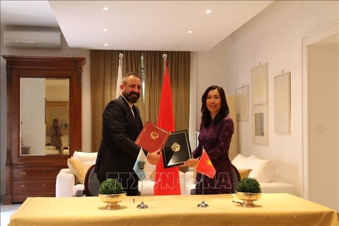 Deputy Minister Le Thi Thu Hang and Minister Lucca Beccari exchanged the Memorandum of Understanding. Photo: VNA