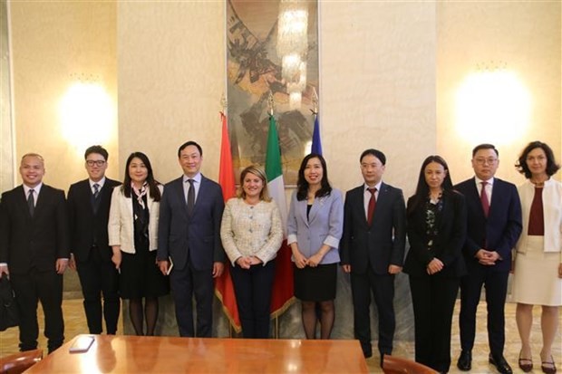 The two countries' officials posing for a photo. Photo: VNA