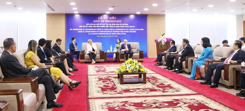Nguyen Van Loi - Member of the CPV Central Committee, Secretary of Binh Duong provincial Party Committee, Head of provincial National Assembly Delegation, had a meeting with Michelle Bachelet, former President of the Republic of Chile and the district delegation of Cerro Navia - the capital of Santiago on their friendly visit and work in Binh Duong province. Source: Binh Duong newspaper