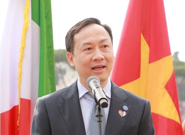 Vietnamese Ambassador to Italy Duong Hai Hung speaks at Vietnamese silk fashion show. Source: VTV