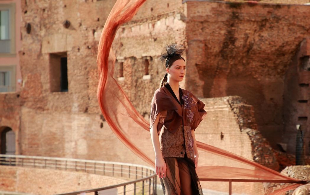 Italian and international friends at the opening of the Vietnam-Italy Year 2023 were impressed by shows of Vietnam’s traditional long dress which were inspired by Italy’s heritage sites and designed by Minh Hanh. 