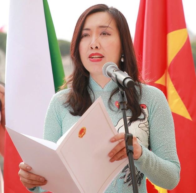 Vietnamese Deputy Foreign Minister Le Thi Thu Hang speaks at Vietnamese silk fashion show. Source: VTV