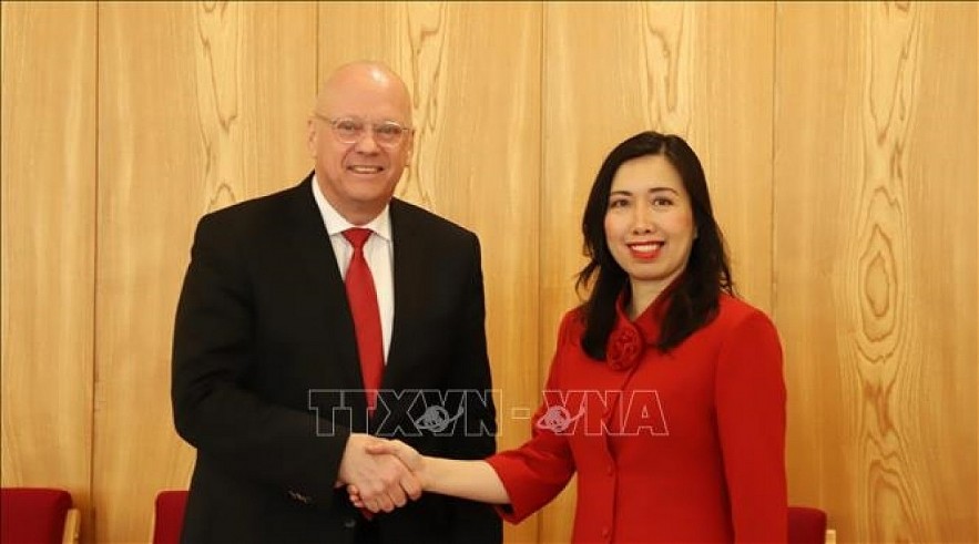 Vietnamese Deputy Minister of Foreign Affairs Le Thi Thu Hang (R) and State Secretary of Germany’s Federal Foreign Office Andreas Michaelis. 