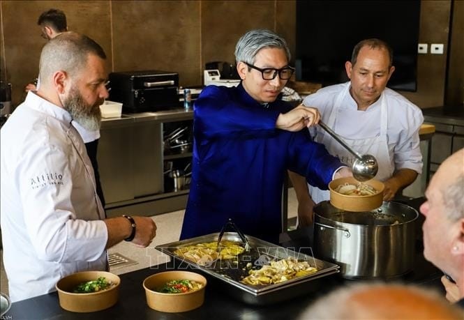 Vietnamese Ambssador to Israel Ly Duc Trung and chefs of Attilio cooking school make Pho at the event. Photo: VNA
