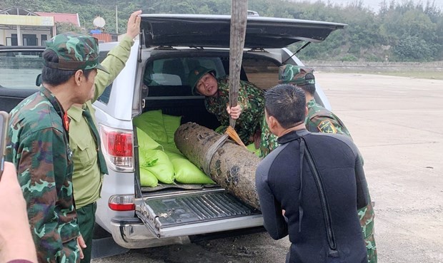 bomb is moved onto a car to be transported to the designated site for detonation. Photo: VNA