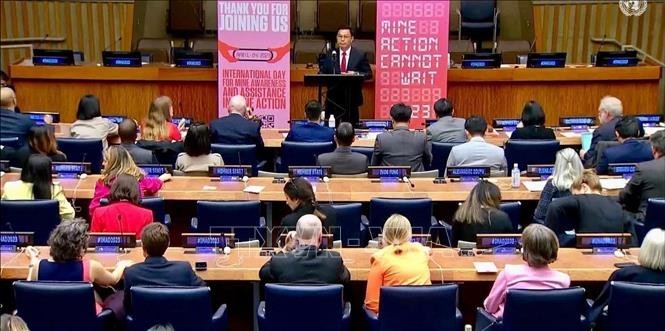 Maj. Gen. Tran Trung Hoa, Director General of the Vietnam National Mine Action Centre, speaks at the New York session. Photo: VNA