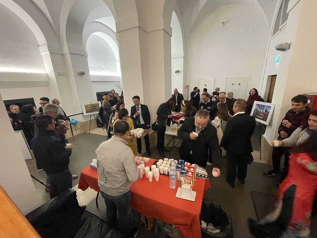 The guests and audience who attended the Opening Ceremony and watched the film were also very impressed when they had the opportunity to enjoy a photo collection introducing the country and its people, along with traditional Vietnamese dishes