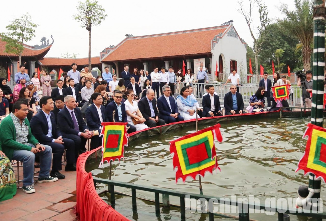 Participants enjoy water puppetry in Dong Ngu village, Thuan Thanh district in the northern province of Bac Ninh. Source: bacninh.gov.vn