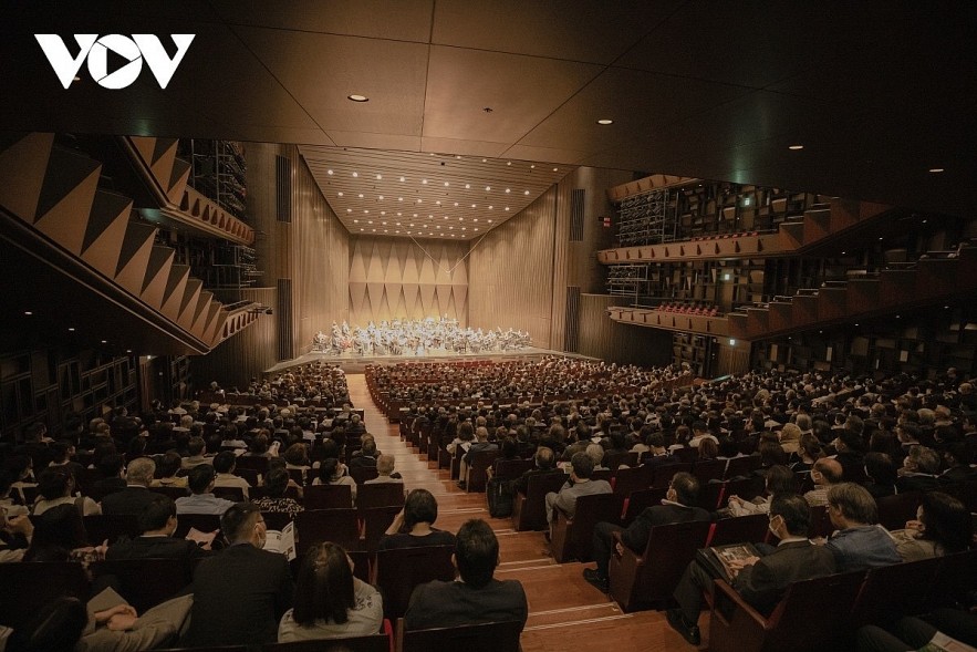 The Fenice Sakai Performing Arts Centre has been occupied by approximately 2,000 spectators watching Vietnamese and Japanese artists perform in the special concert. 