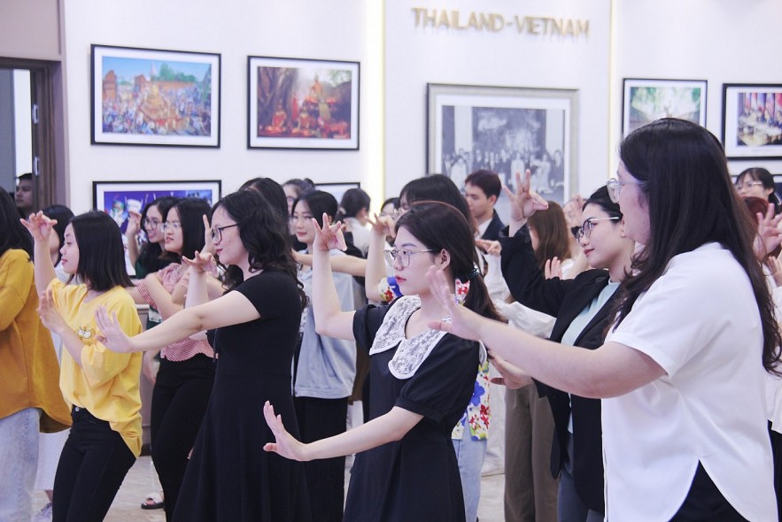 Vietnamese Students Learn Thai Culture through 'Songkran in Hanoi'