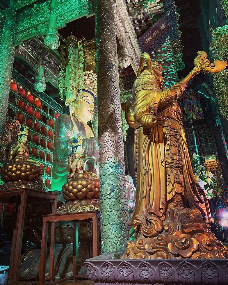 The main worshipping hall has two stories, Dai Hung Buu Dien and Dai Bi Dien. Inside the hall is a Buddhist altar which is 6m long and 1.2m high. In the four corners are four statues of the Bodhisattva of Compassion. Photo: Linh Nguyen