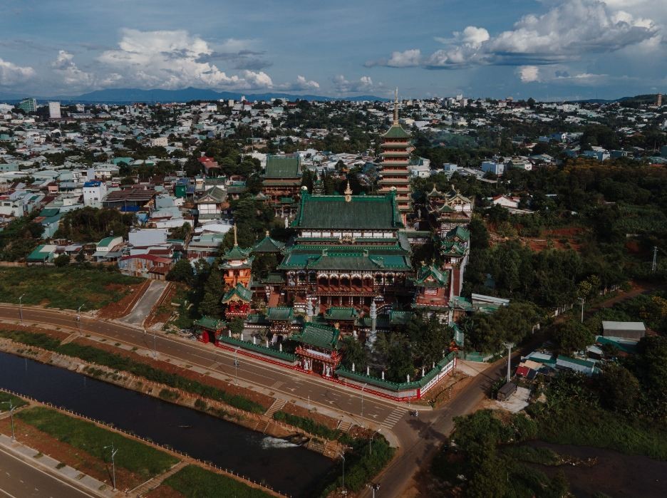  It has a unique, Japanese and Chinese-style architecture with exquisite carvings and a beautiful green campus, creating a peaceful space.