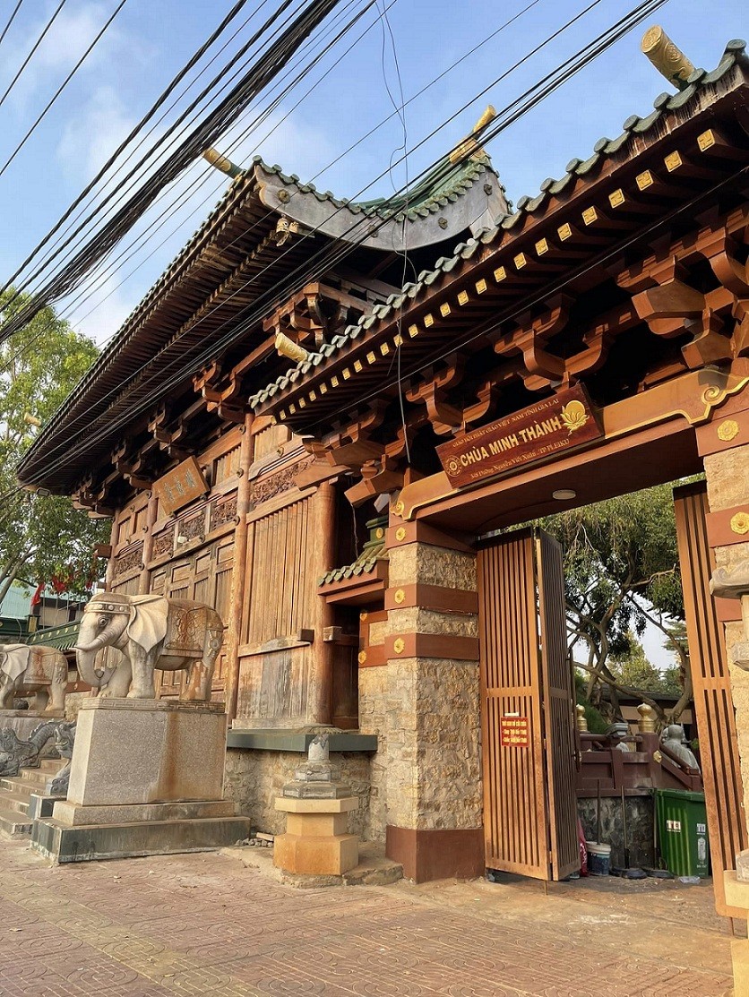 In the small alleys of the pagoda, there are many mossy walls interlaced with creeping vegetation, evidence of the age of the temple. Photo: Dam Hoa