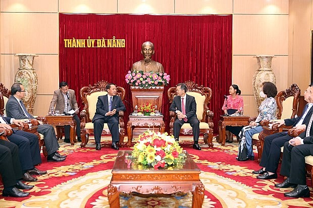 Secretary of the Party Committee of central Da Nang city Nguyen Van Quang (R) receives Secretary of the Party Committee and Governor of Laos’ Savannakhet province Bounchom Oubonpaserth. (Photo: VNA)