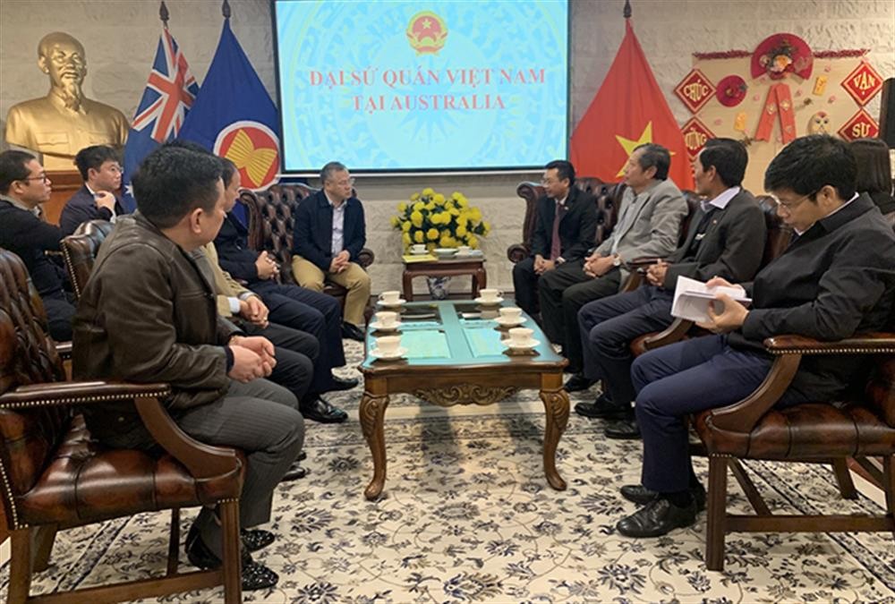 Deputy Minister of Public Security Major General Nguyen Van Long visits the staff of the Vietnamese Embassy in Australia. Photo: VNA
