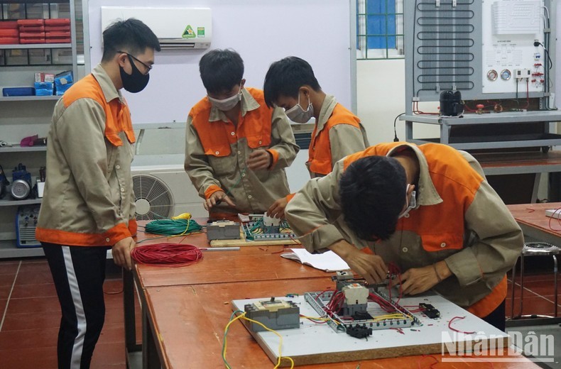 Electrical profession is trained by Lao Cai College in association with Skills Consulting Group (New Zealand) to meet international standards. Photo: NDO