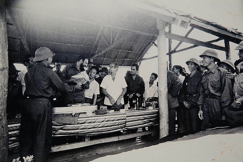 Fidel Castro in Quang Tri - A Photo Set by Si So