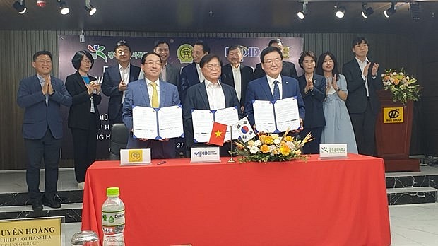 At the signing ceremony (Photo: VNA)
