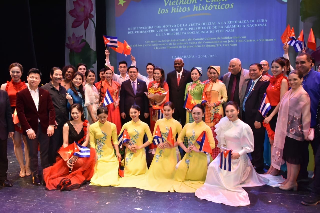 The event saw the presence of visiting Vietnamese National Assembly (NA) Chairman Vuong Dinh Hue and President of the National Assembly of the People’s Power of Cuba Esteban Lazo Hernández.