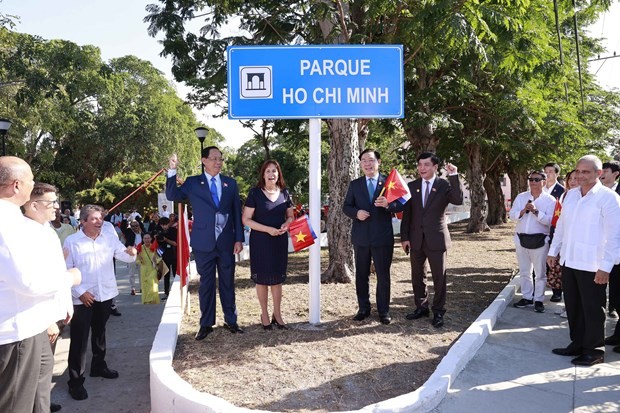 NA Chairman Vuong Dinh Hue and officials besides the nameplate of the Ho Chi Minh Park in Havana. Photo: VNA