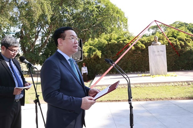 NA Chairman Vuong Dinh Hue delivers a speech in front of the monument to President Ho Chi Minh at the park renaming ceremony on April 20 afternoon (Cuban time). Photo: VNA