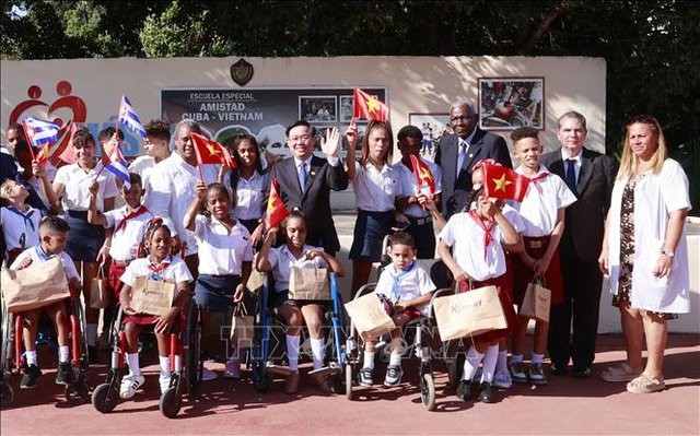 NA Chairman Vuong Dinh Hue visits the Cuba-Vietnam Friendship School. Photo: VNA