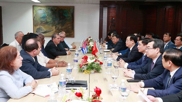 National Assembly Chairman Vuong Dinh Hue met with leaders of Santiago de Cuba city. Photo: VGP
