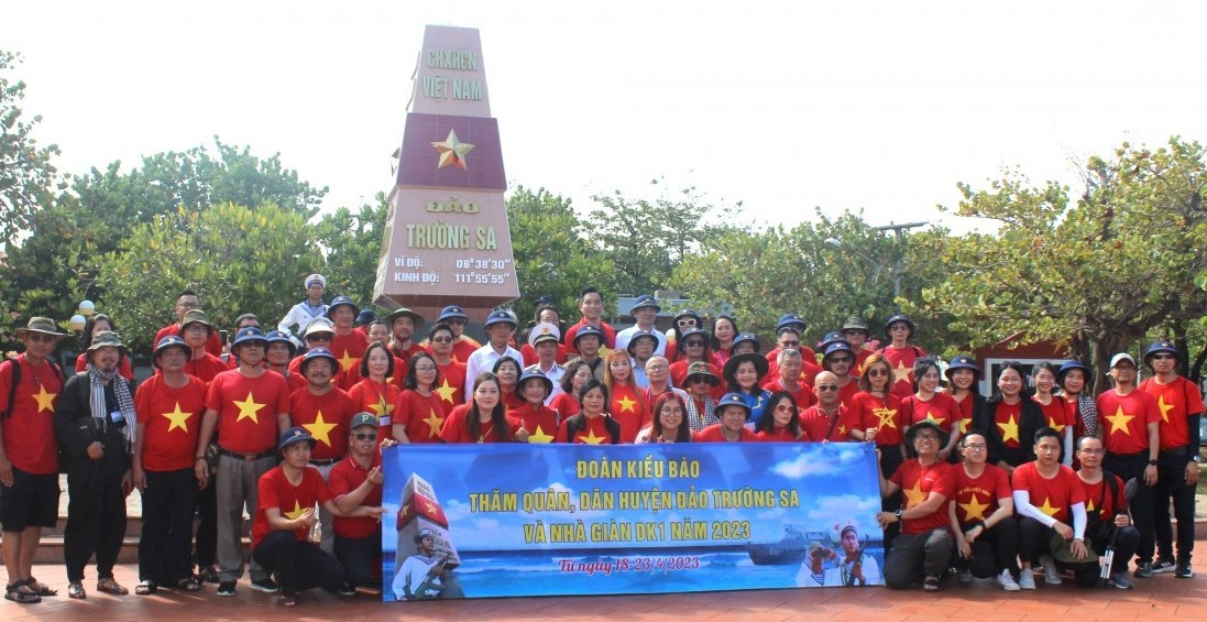 Overseas Vietnamese Visit Truong Sa Island District, DK1 Platform