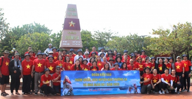 Overseas Vietnamese Visit Truong Sa Island District, DK1 Platform