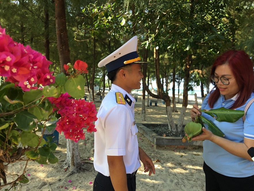 Overseas Vietnamese Visit Truong Sa Island District, DK1 Platform