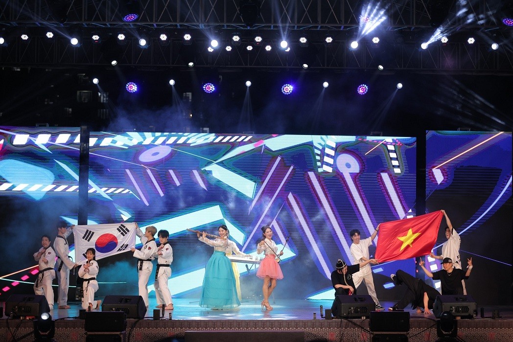 Art perfomance at night show. 