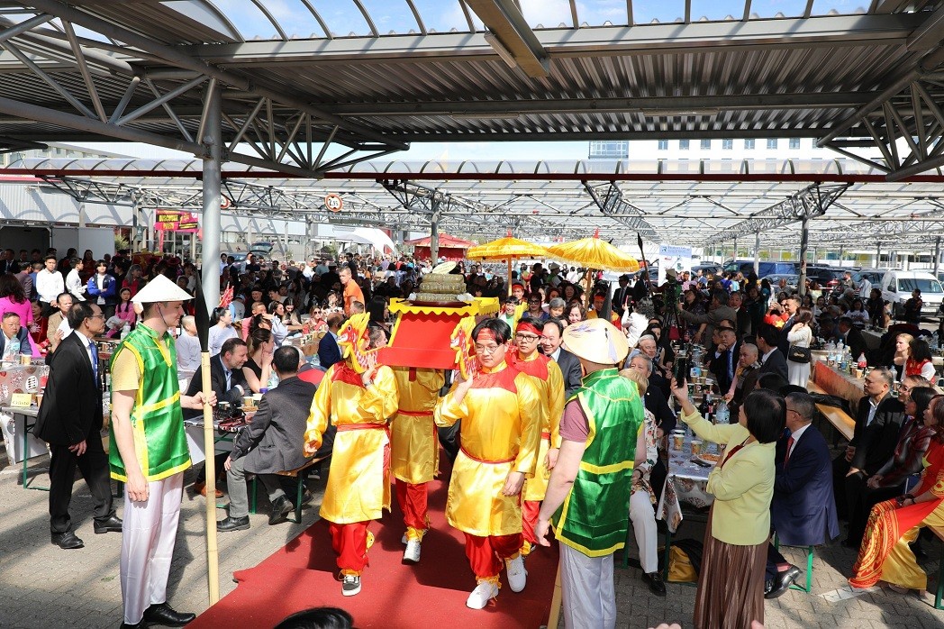At the ceremony to commemorate the death anniversary of Hung Kings in Germany. (Photo:
