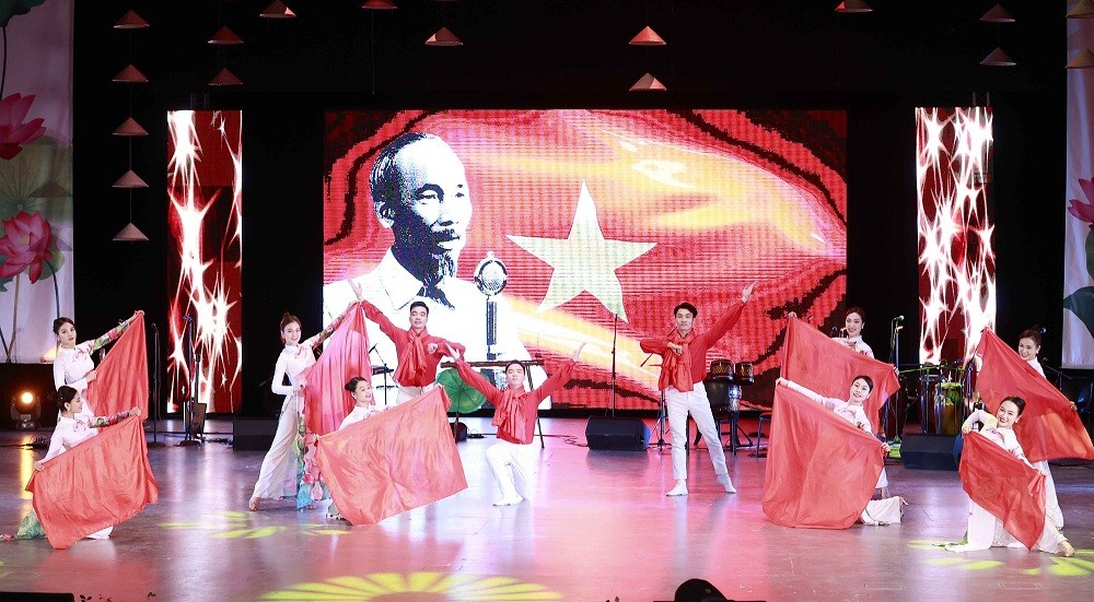 Art performance by Vietnamese artists. Photo: toquoc.vn