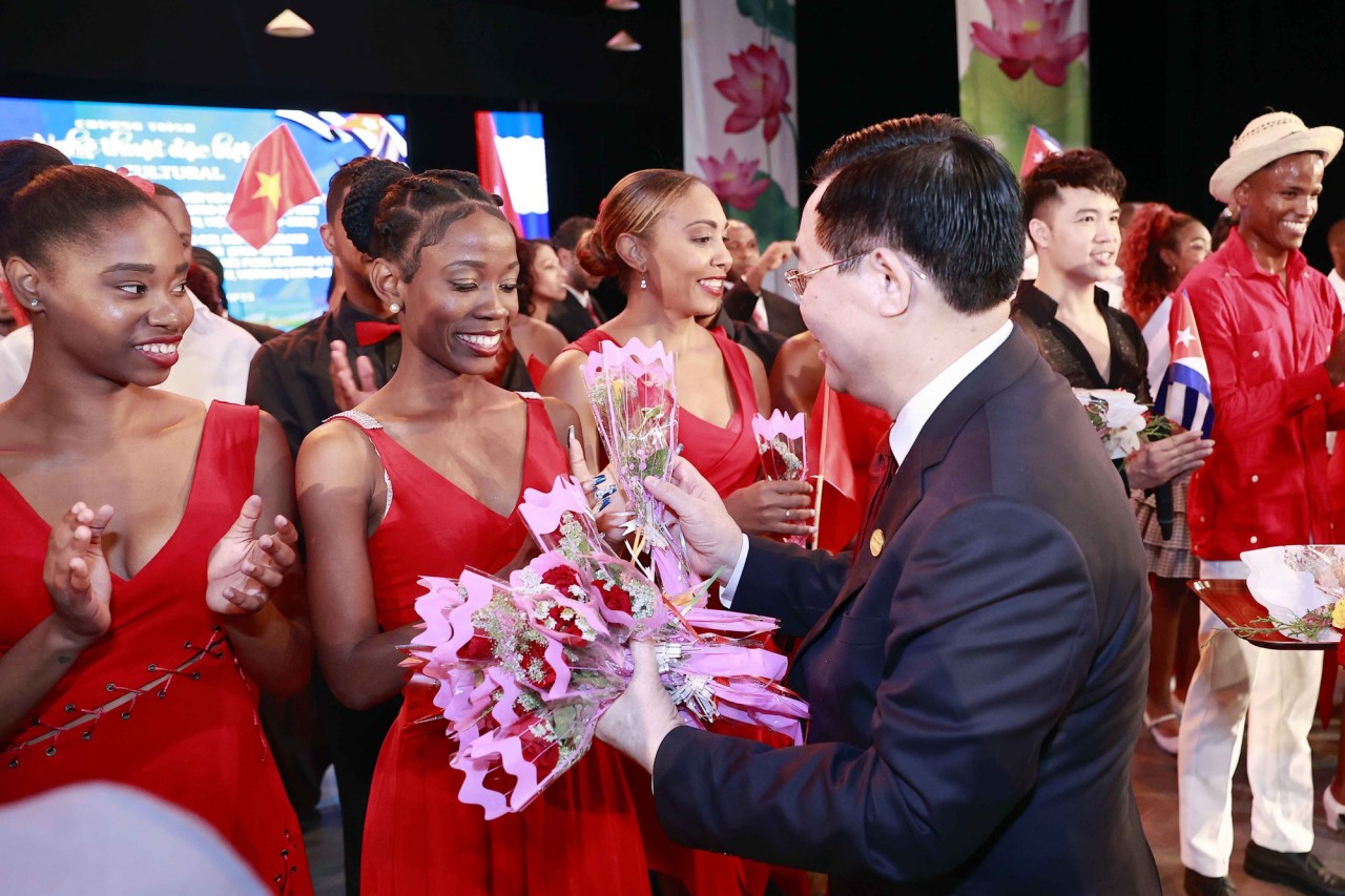 NA Chairman Vuong Dinh Hue presents flowers to congratulate Cuban artists. Photo: toquoc.vn