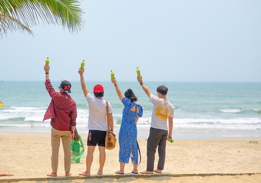 Young People Return to Nature, Enjoy Green Tea to Relieve 