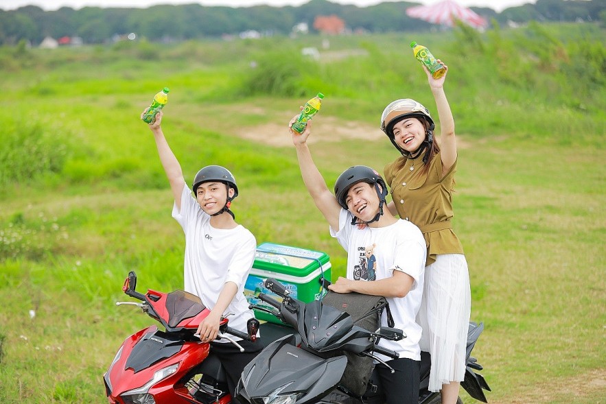 Young People Return to Nature, Enjoy Green Tea to Relieve 