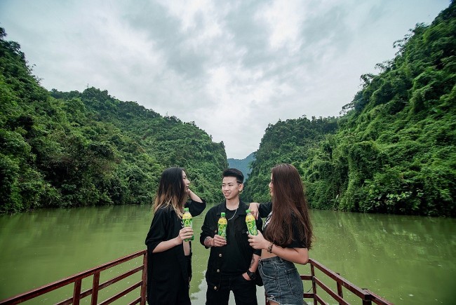 Young People Return to Nature, Enjoy Green Tea to Relieve "Post-holiday Blue"