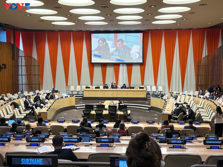 Ambassador Dang Hoang Giang attends a meeting to celebrate the International Mother Earth Day. Photo: VOV reporter in the US