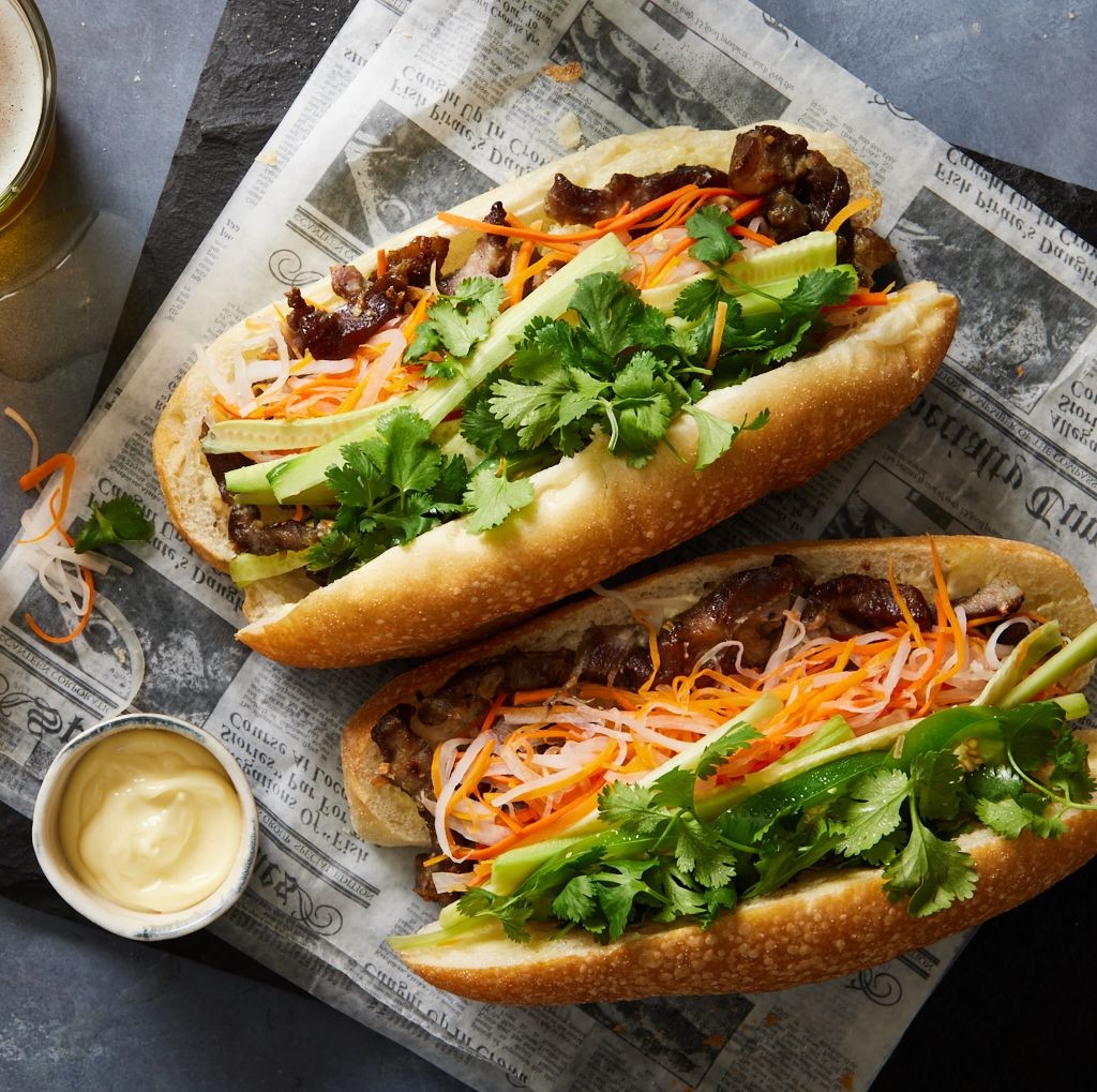 The golden crispy bread is baked over charcoal before being filled, which makes anyone crave it just by looking at it. Baguette is no longer just a luxury food, it has become a staple dish for everyone, as it is delicious, affordable, and convenient.