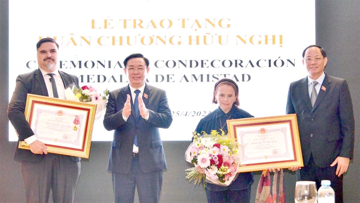 NA Chairman Hue presented the Friendship Order of Vietnam to the Argentina-Vietnam Culture Institute (ICAV) and its President Poldi María Sosa.