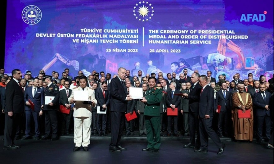 Turkish President Recep Tayyip Erdogan presents the honour to representatives of the Vietnamese rescue teams at the ceremony. (Photo: VGP).