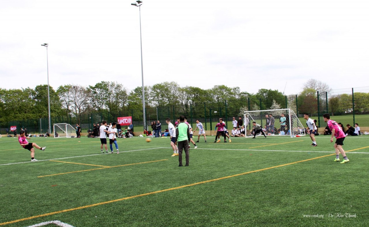 Viet Expats Compete in Football Tournament in UK