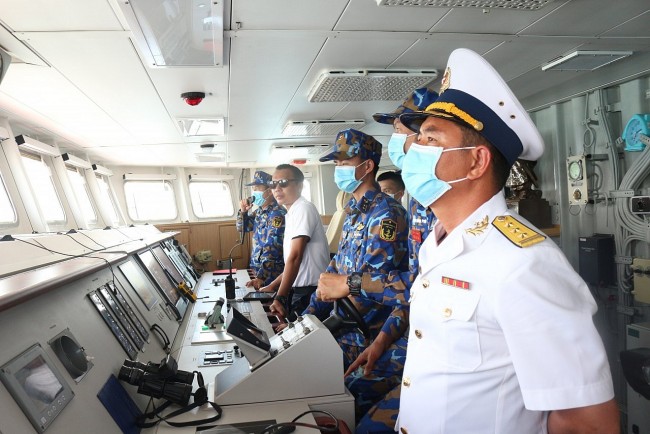 Vietnamese Naval Ship Performs Defence Diplomacy Tasks in Singapore, Philippines