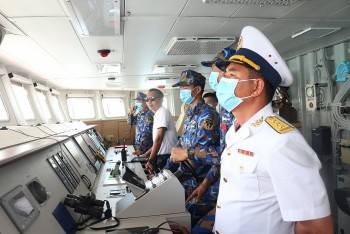 Vietnamese Naval Ship Performs Defence Diplomacy Tasks in Singapore, Philippines
