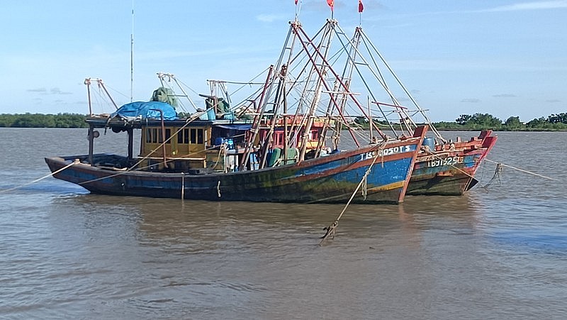 Thai Binh Border Guard Supports Fishermen at Sea
