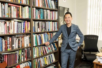 Famed Vietnamese-American Writer To Teach Poetry At Harvard University