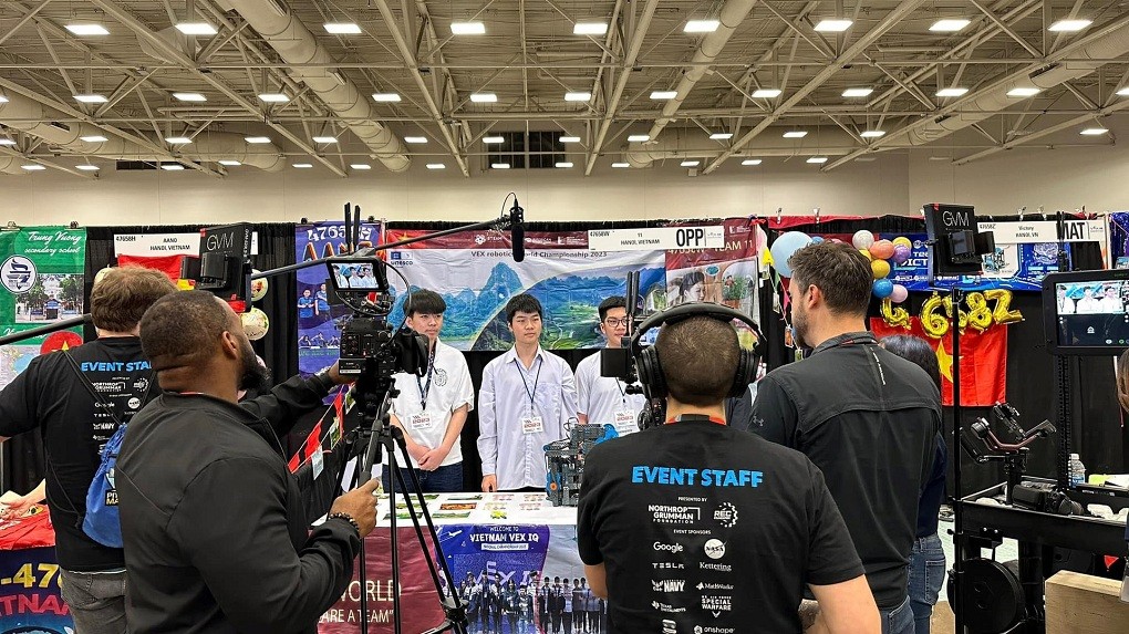 The Robotics 11 Cao Bang team is internewed by US media. 