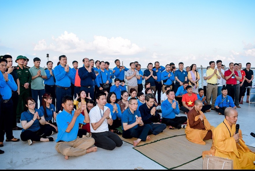 VUFO Delegation Visits Soldiers, Residents in Truong Sa Island District